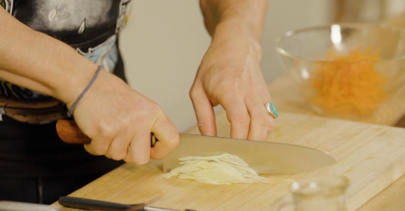 Хрустящий салат из капусты и моркови