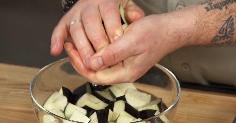 Салат с баклажанами и битыми огурцами