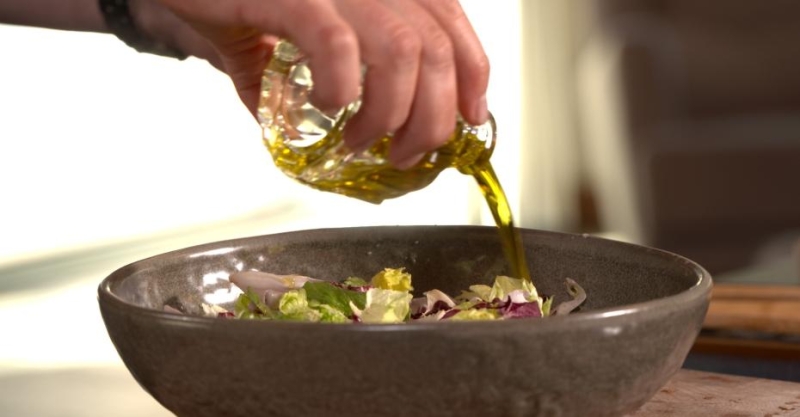 Телятина на салатных листьях