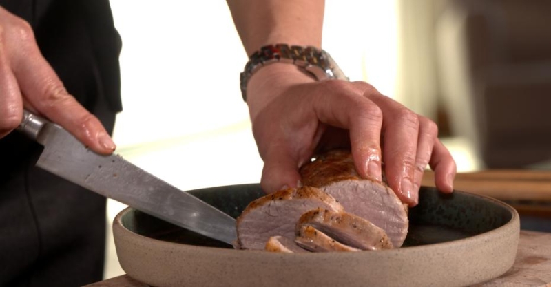 Телятина на салатных листьях