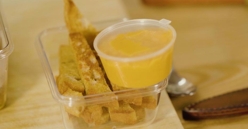 Гренки с сырным соусом