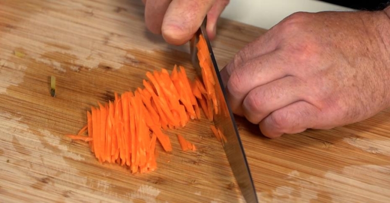 Салат с жареной вермишелью