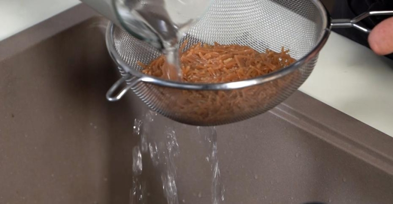 Салат с жареной вермишелью