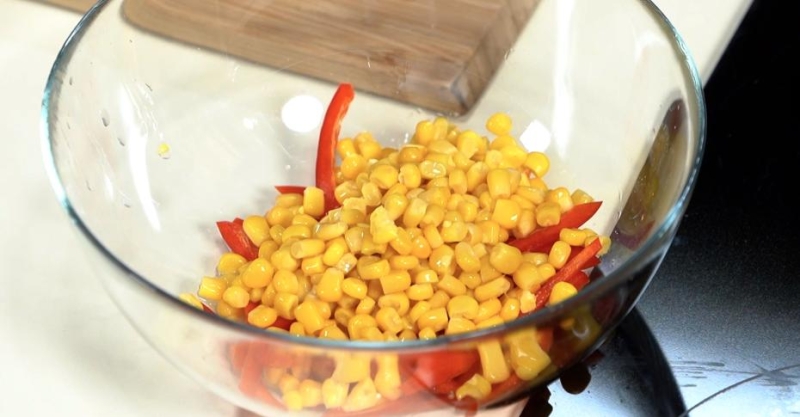 Салат с жареной вермишелью