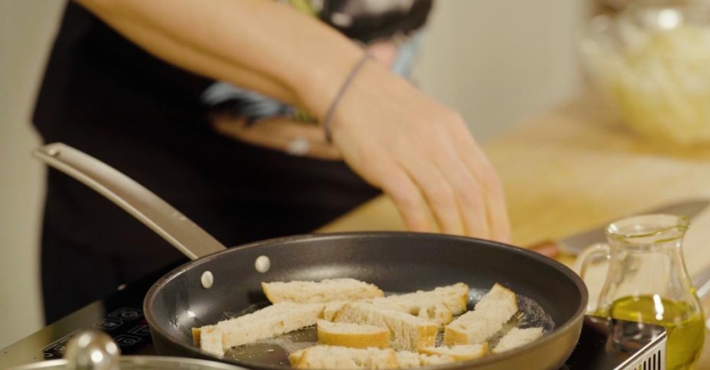 Гренки с сырным соусом