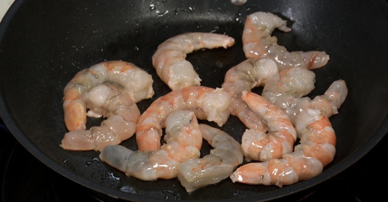 Салат с манго и креветками