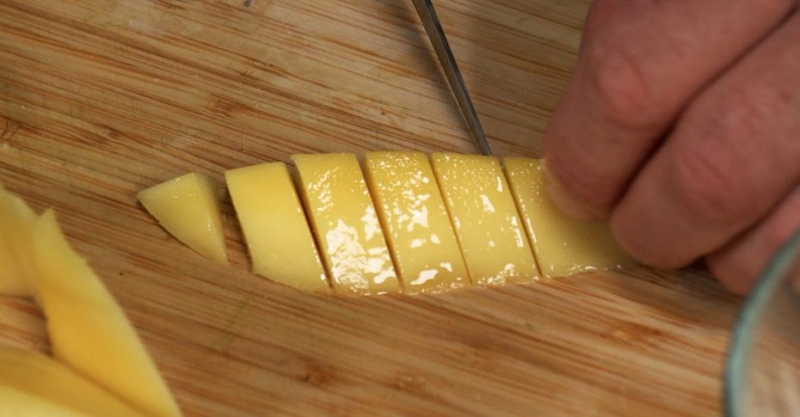 Салат с манго и тунцом