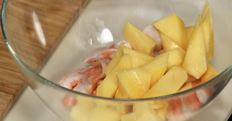 Салат с манго и креветками