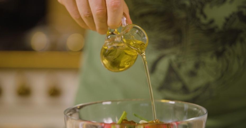 Пряный салат из битого редиса