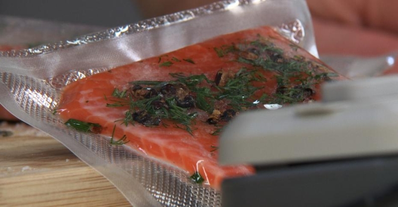 Малосольная форель с можжевельником и укропом