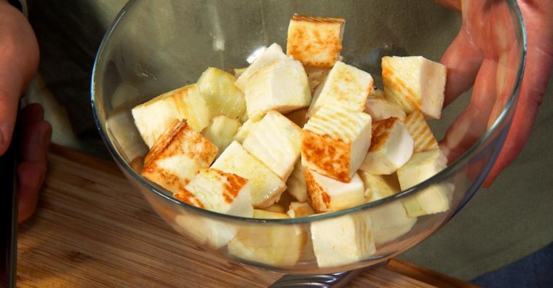 Жареный адыгейский сыр с томатным вареньем