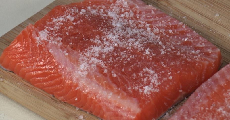 Малосольная форель с можжевельником и укропом