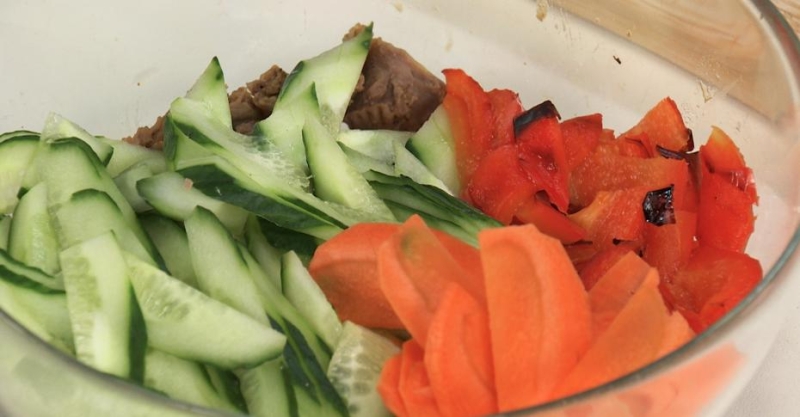 Азиатский салат с куриными желудками