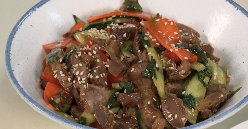 Азиатский салат с куриными желудками