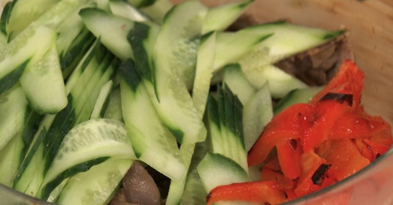 Азиатский салат с куриными желудками