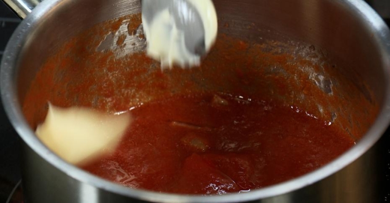 Фаршированный куриный рулет с томатным соусом