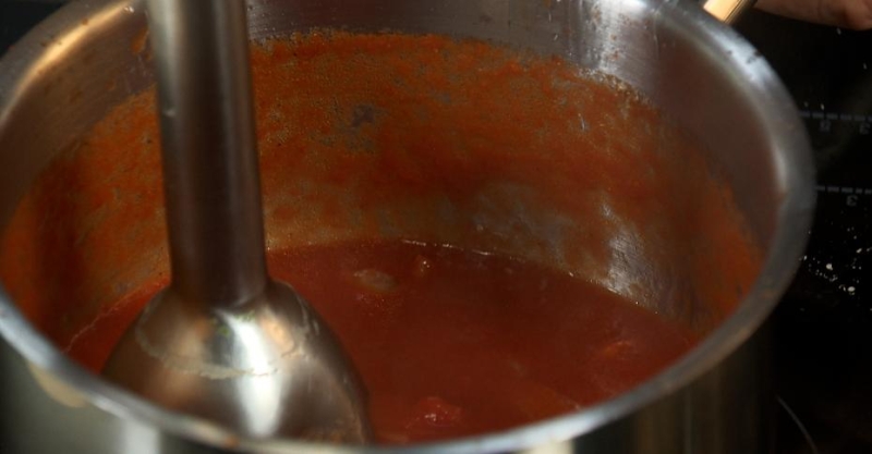 Фаршированный куриный рулет с томатным соусом
