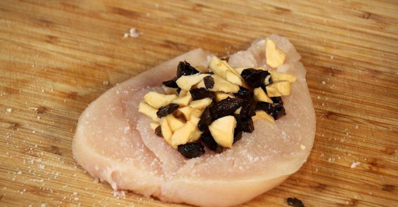 Фаршированный куриный рулет с томатным соусом