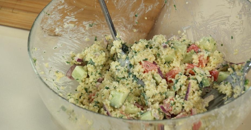 Салат с кускусом и соусом ранч