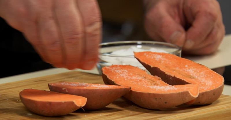 Запечённый батат с йогуртовым соусом